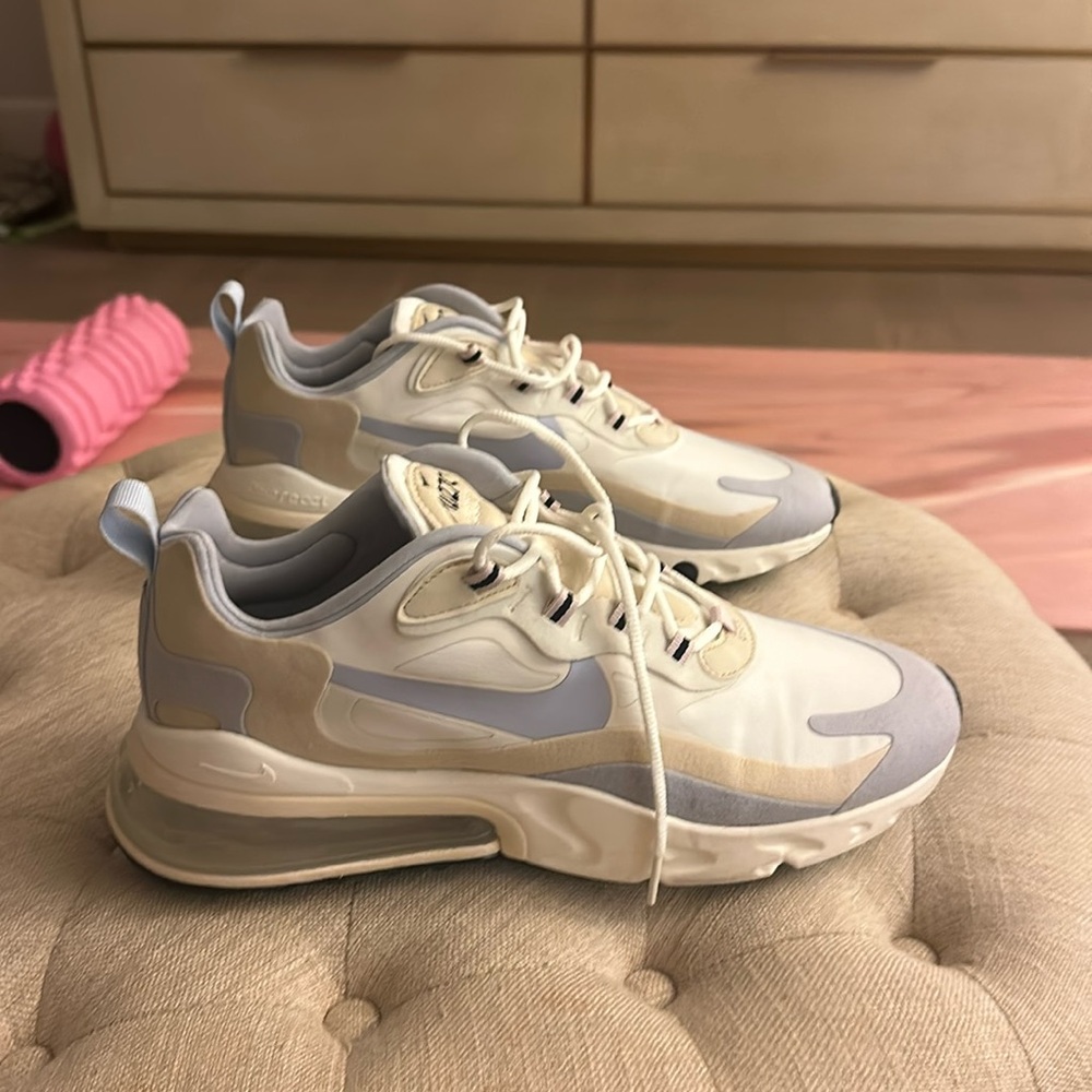 Nike Air React shoes / NEW/ size 10.5 / white and blue